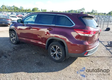 2018 Toyota Highlander Le Plus z USA, uszkodzony, nr VIN 5TDBZRFH9JS835657